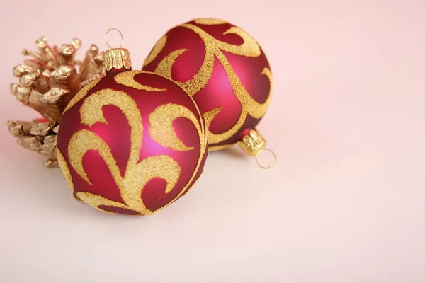 Χριστουγεννιάτικα Στολίδια Και Χρυσό Διακοσμητικό Κουκουνάρι — Φωτογραφία Αρχείου