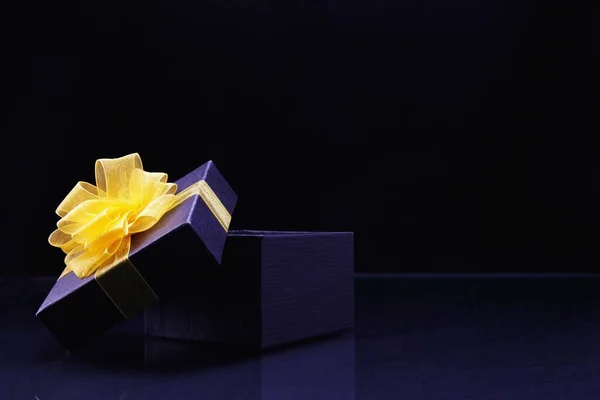 黄色のリボンの紫のギフトボックス — ストック写真