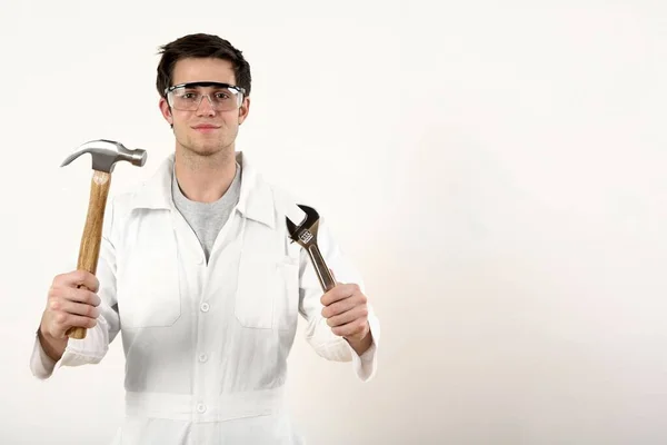 Hombre Con Gafas Seguridad Sosteniendo Martillo Llave Ajustable Cada Mano — Foto de Stock