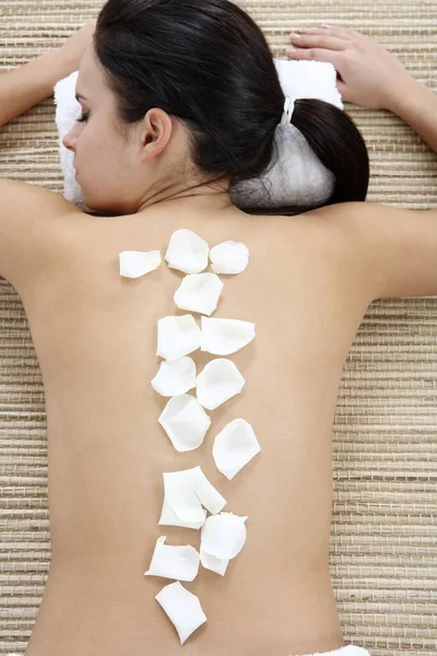 Mujer Relajante Con Pétalos Flores Espalda —  Fotos de Stock