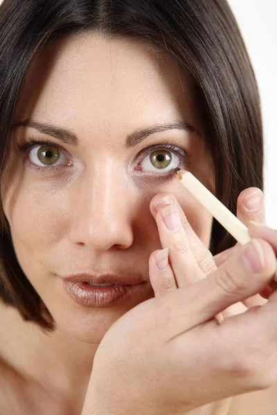 Junge Frau Trägt Eyeliner Auf — Stockfoto