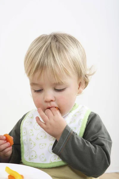 Pré Escolar Com Babete Bebê Comer Legumes — Fotografia de Stock