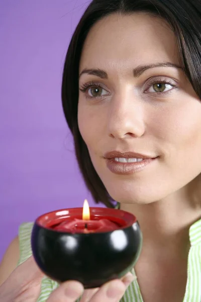 Mujer Sosteniendo Vela Perfumada Encendida —  Fotos de Stock