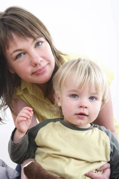 カメラのポーズをとる母と息子 — ストック写真