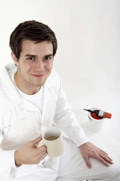 Homem Com Uma Xícara Chá Fazendo Uma Pausa — Fotografia de Stock