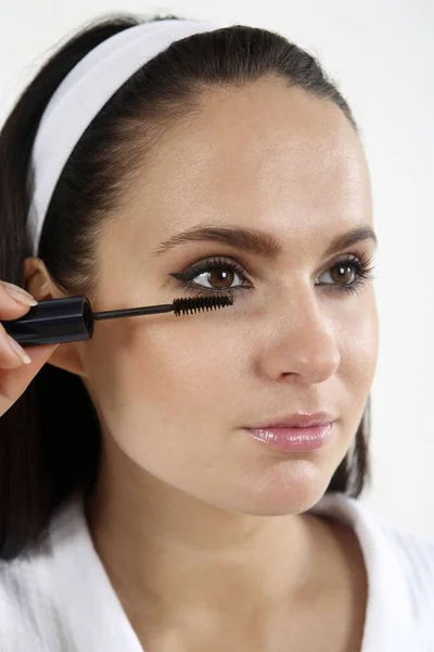 Vrouw Die Mascara Haar Wimpers Aanbrengt — Stockfoto