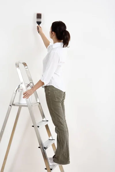 Mujer Pie Escalera Pintando Pared — Foto de Stock