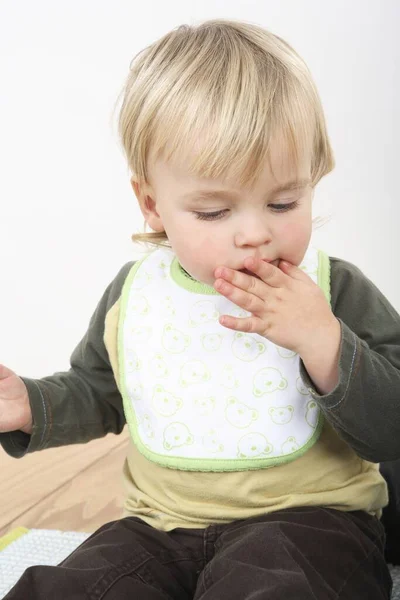 Preescolar Con Babero Bebé —  Fotos de Stock