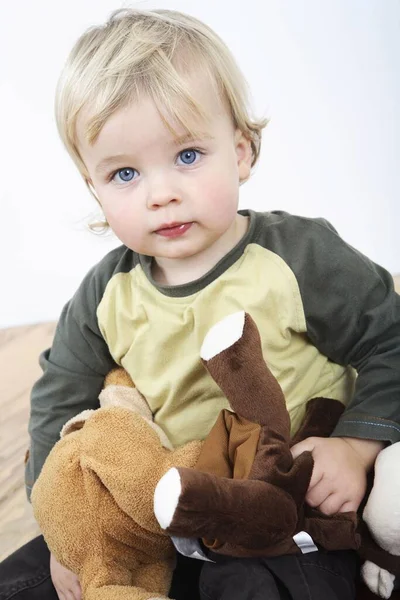 Préscolaire Avec Ses Peluches — Photo