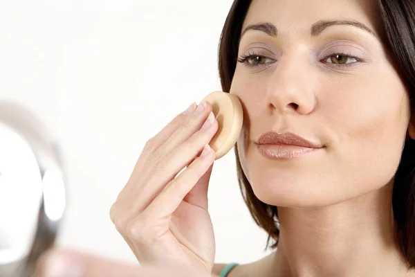 Mujer Aplicando Maquillaje — Foto de Stock