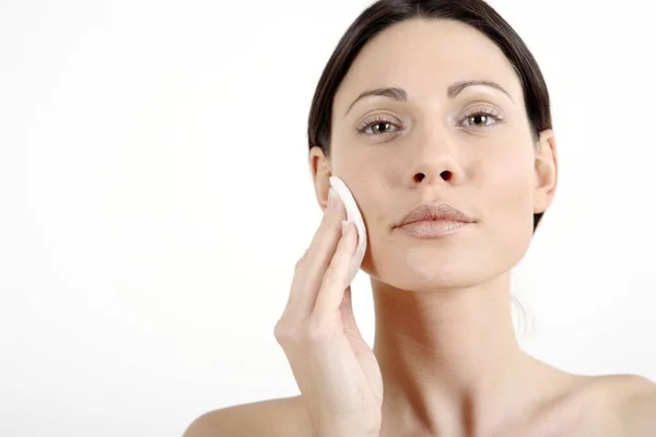 Mujer Limpiando Cara — Foto de Stock