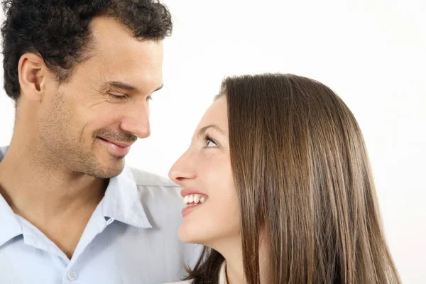 Mann Und Frau Schauen Einander — Stockfoto