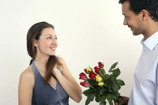 Hombre Dando Ramo Flores Novia — Foto de Stock