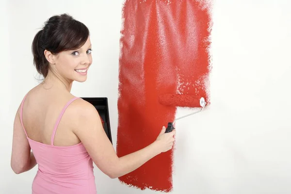 Женщина Рисует Стены Помощью Ролика Краски — стоковое фото