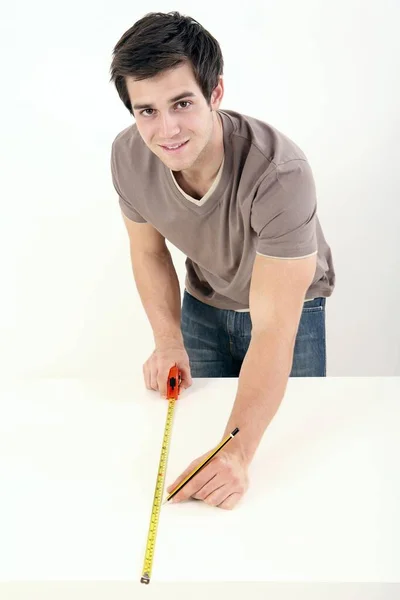 Hombre Usando Cinta Métrica Tablero Madera — Foto de Stock