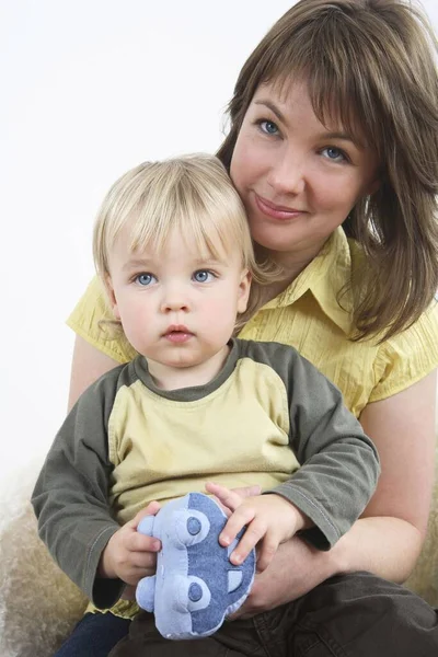 Madre Con Figlio Grembo Con Mano Una Macchinina — Foto Stock