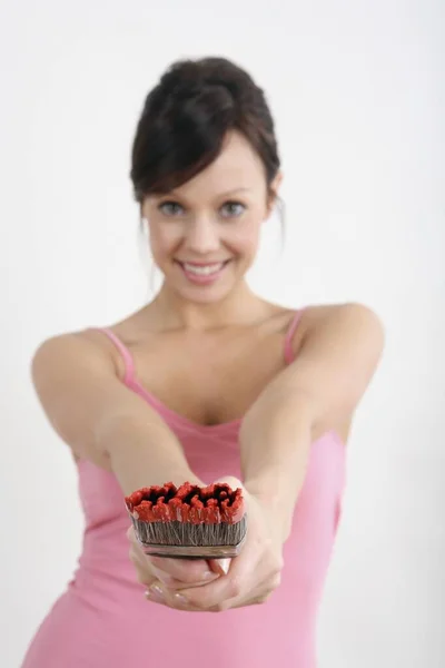 Frau Hält Pinsel Mit Farbe Drauf — Stockfoto