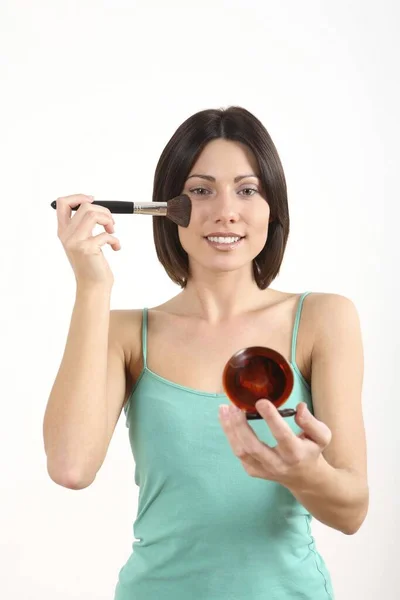 Mujer Aplicando Colorete Mejilla —  Fotos de Stock