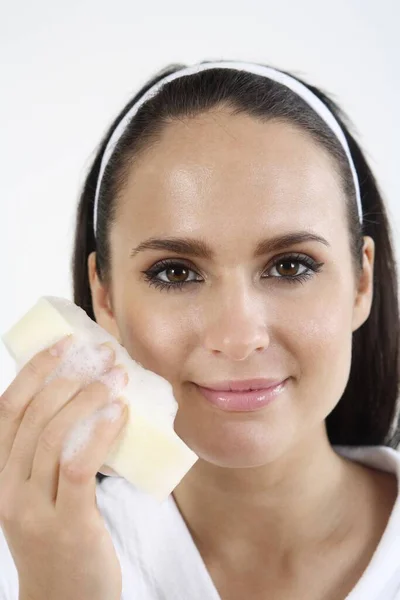 Mulher Roupão Segurando Uma Esponja Com Sabão Suds — Fotografia de Stock