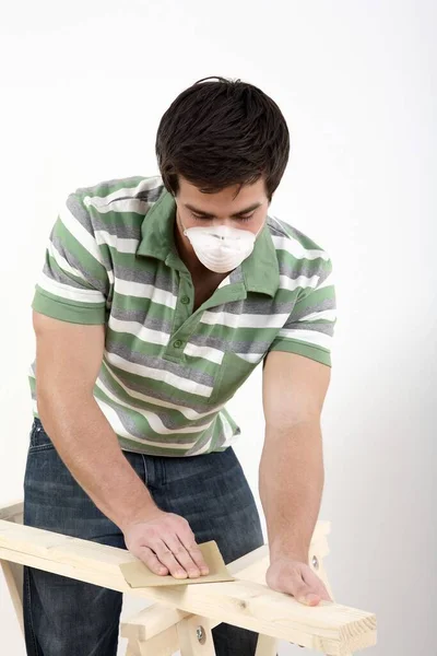 Joven Hombre Lijando Madera — Foto de Stock