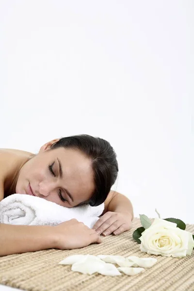 Mujer Acostada Sobre Una Toalla Con Una Rosa Pétalos Flores —  Fotos de Stock