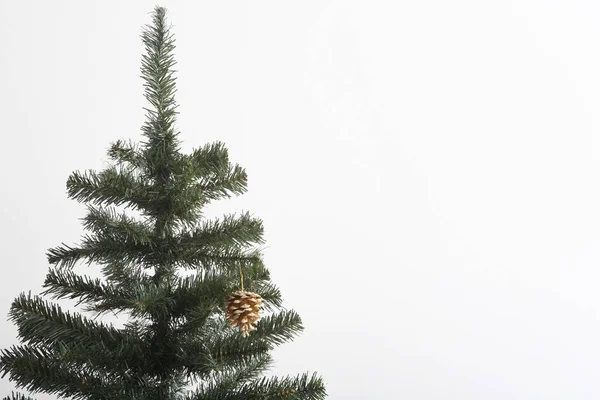 Κώνος Πεύκου Κρεμασμένος Στο Χριστουγεννιάτικο Δέντρο — Φωτογραφία Αρχείου
