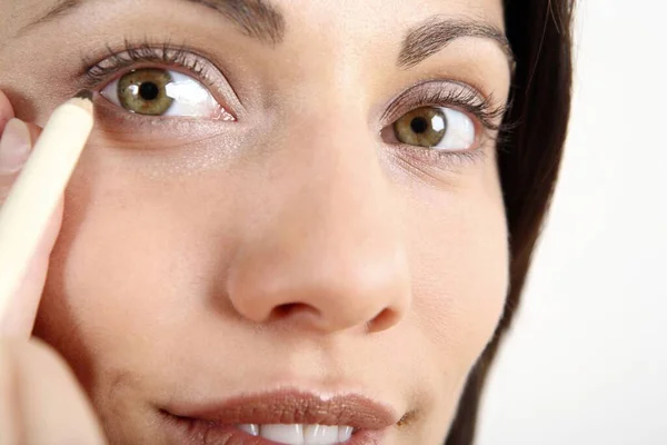 Junge Frau Trägt Eyeliner Auf — Stockfoto