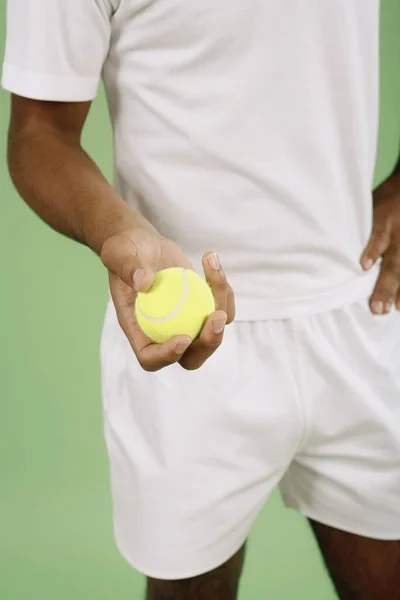 テニスボールを持ってる男 — ストック写真