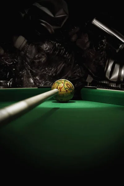 Snooker Queue Zielt Auf Miniaturglobus Mit Plastikflaschen Und Blechdosen Hintergrund — Stockfoto