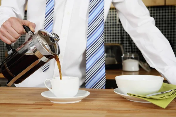 Biznesmen Nalewanie Kawy Filiżance Domu — Zdjęcie stockowe