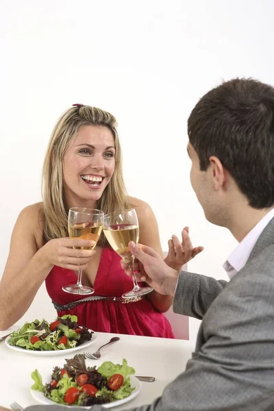 Man Vrouw Chatten Drinken Tijdens Het Eten Samen — Stockfoto