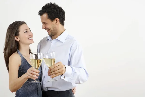 Şampanyayla Kadeh Kaldıran Kadın Erkek — Stok fotoğraf