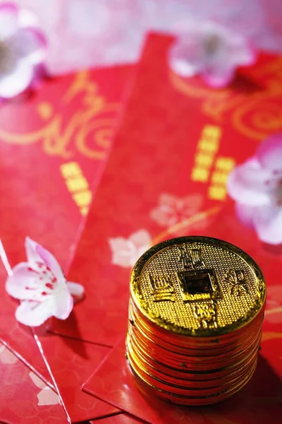 Gold Coins Red Packets Close View — Stock Photo, Image