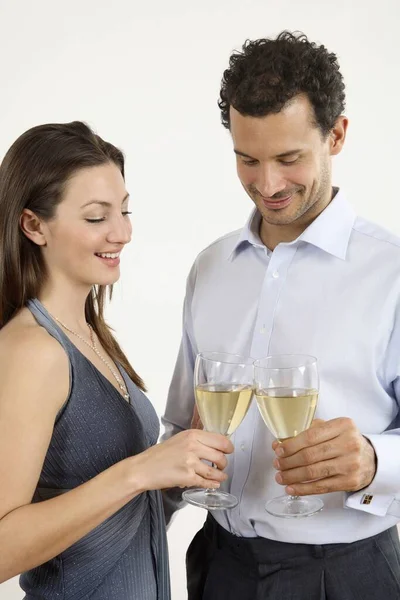 Şampanyayla Kadeh Kaldıran Kadın Erkek — Stok fotoğraf