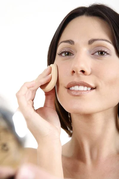 Mujer Aplicando Maquillaje — Foto de Stock