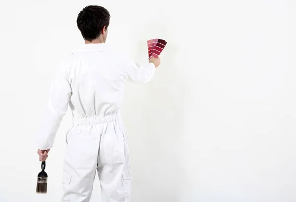 Homem Olhando Para Amostra Cor Antes Pintar Parede — Fotografia de Stock