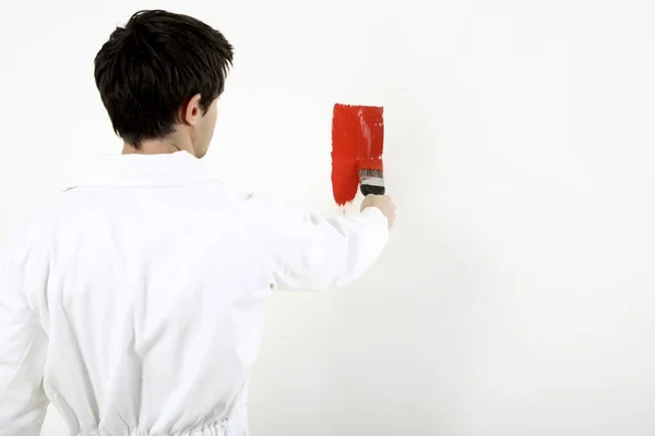 Людина Малює Стіну Червоного Кольору — стокове фото