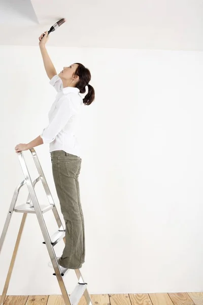 Femme Debout Sur Échelle Peignant Plafond — Photo