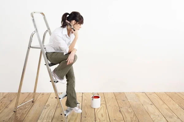 Vrouw Met Penseel Zittend Een Ladder — Stockfoto