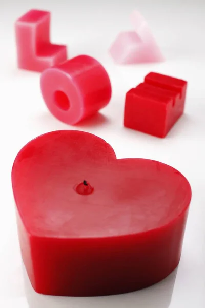 Amor Escrito Velas Rojas Rosas Con Una Vela Forma Corazón — Foto de Stock