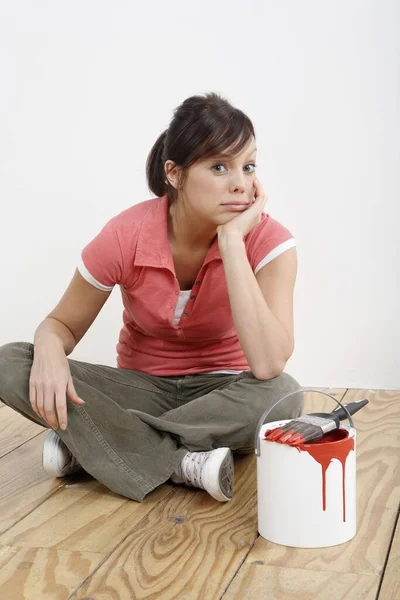 Mujer Sentada Suelo Con Una Lata Pintura Pincel Lado — Foto de Stock