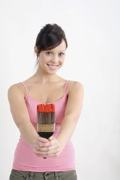 Mujer Sosteniendo Pincel Con Pintura —  Fotos de Stock