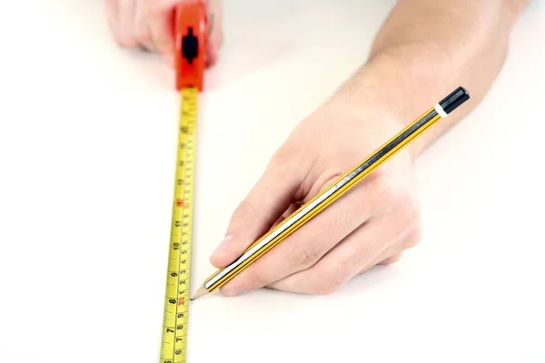 Hombre Usando Cinta Métrica Tablero Madera — Foto de Stock