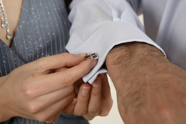 Donna Che Indossa Gemello Sulla Camicia Dell Uomo — Foto Stock