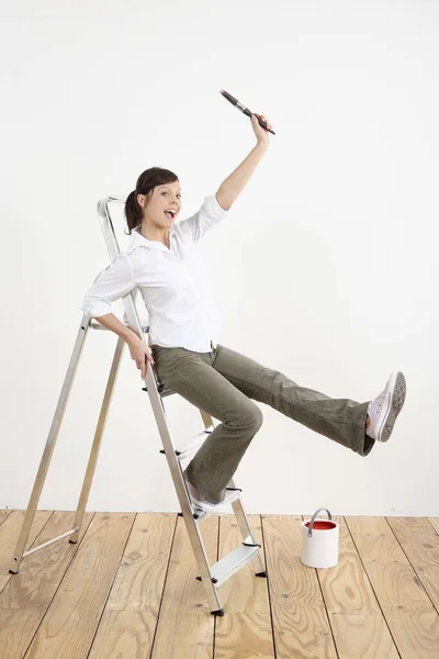 Vrouw Met Penseel Zittend Ladder — Stockfoto