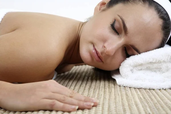 Mujer Acostada Sobre Una Toalla Durmiendo —  Fotos de Stock