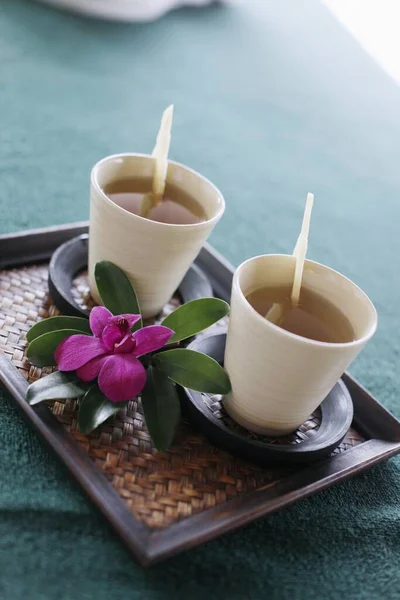 Zwei Tassen Tee Auf Tablett Nahaufnahme — Stockfoto