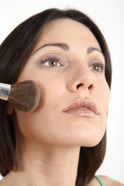 Woman Applying Blusher Her Cheek — Stock Photo, Image