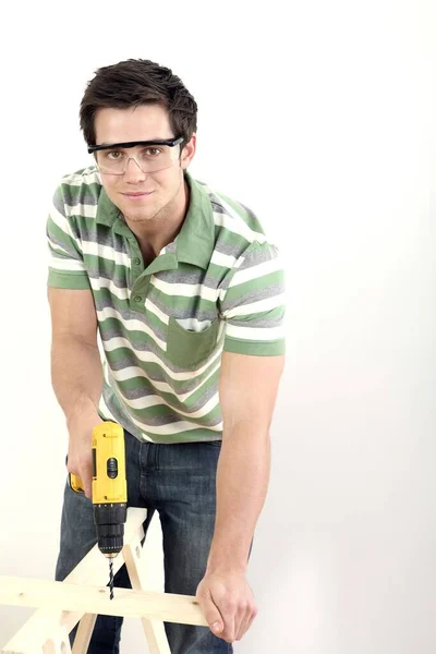 Hombre Con Gafas Seguridad Perforando Madera — Foto de Stock