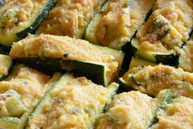 Kabak dolması. Tipik İtalyan yemekleri, taze hazırlanmış ve pişirme için hazır fincan